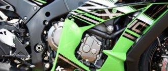 Четырехтактный мотор на раме мотоцикла Kawasaki Ninja ZX-10R, спрятанный за зелеными обтекателями