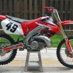 Red and white coloring of the Honda CR250R motocross motorcycle