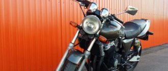 Round headlight without a windshield on a Honda CB 400 naked motorcycle