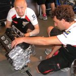 Механики Aprilia с двигателем мотоцикла RS3 Cube