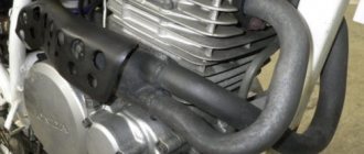 Выхлопной коллектор на двигателе мотоцикла Honda XR650L
